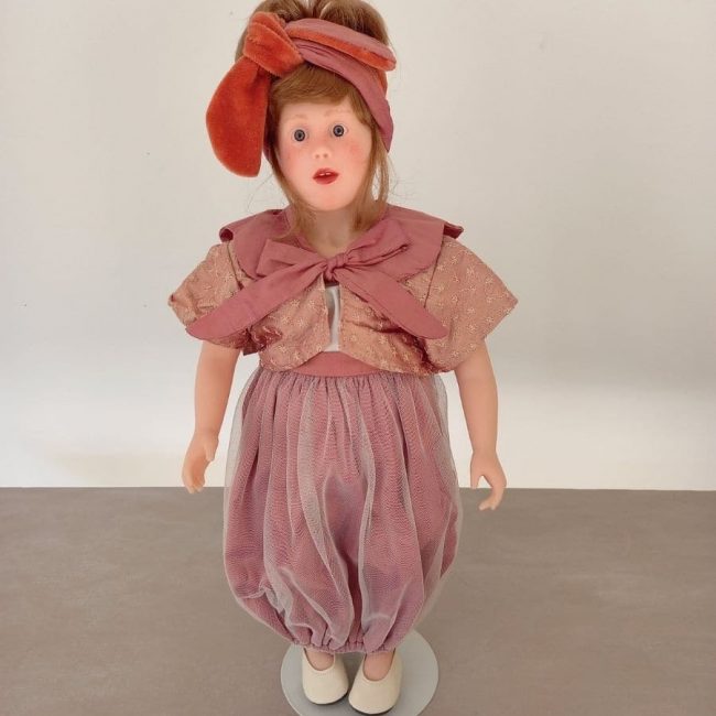 Photo de la poupée Lili au chateau de Malou Ancelin pour Corolle