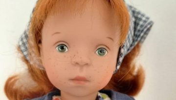 Photo du visage de la poupée Louise de Sylvia Natterer pour White Balloon