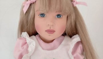 Photo du visage de la poupée Meredith d'Helen Kish