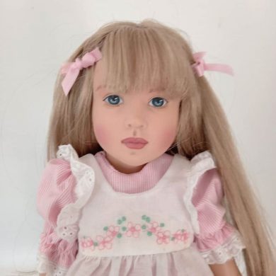 Photo du visage de la poupée Meredith d'Helen Kish