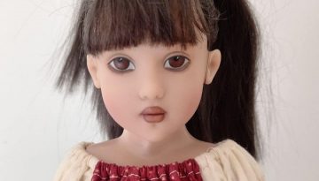 Photo du visage de la poupée Raven d'Helen Kish