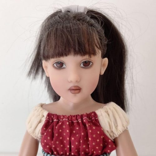 Photo du visage de la poupée Raven d'Helen Kish