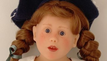 Photo du visage de la poupée Lili au Mont Saint Michel de Malou Ancelin pour Corolle