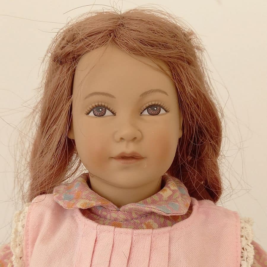 Photo du visage de la poupée la petite fille d'Heidi Ott