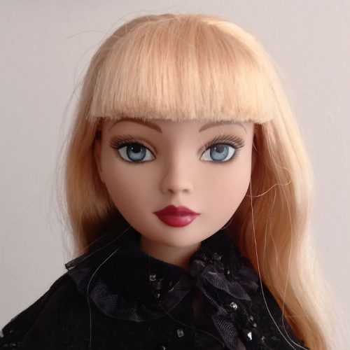 Photo du visage de la poupée blonde Ellowyne de Robert Tonner
