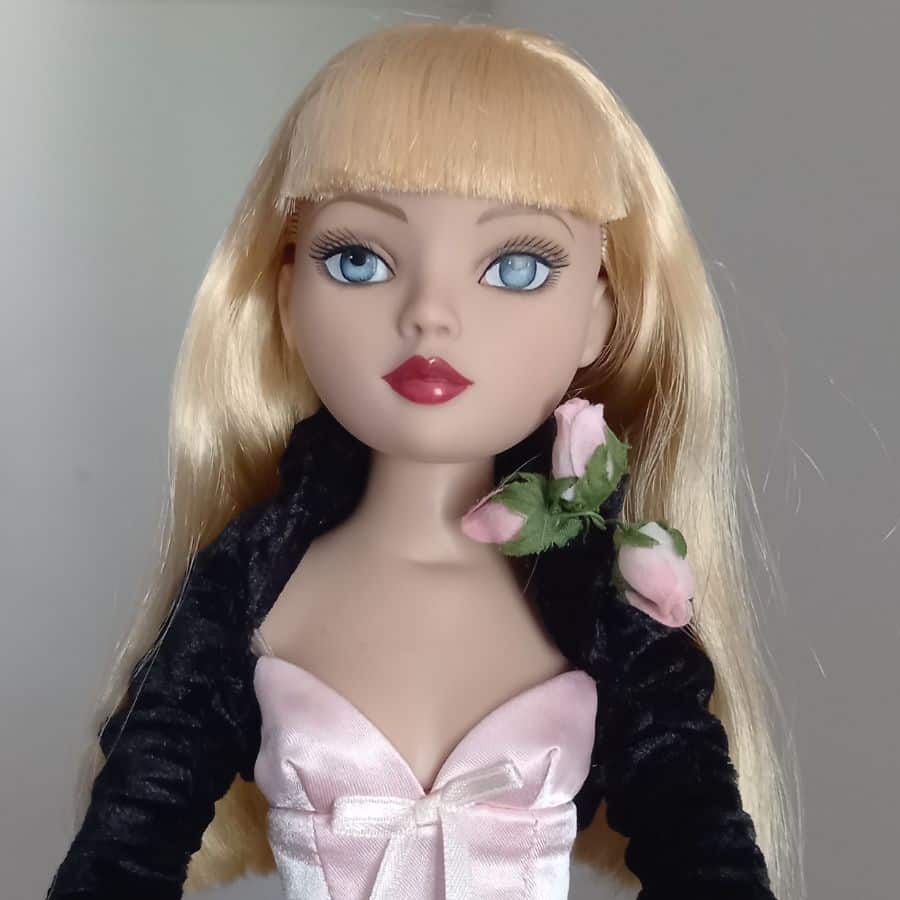 Photo du visage de la poupée blonde Ellowyne de Robert Tonner
