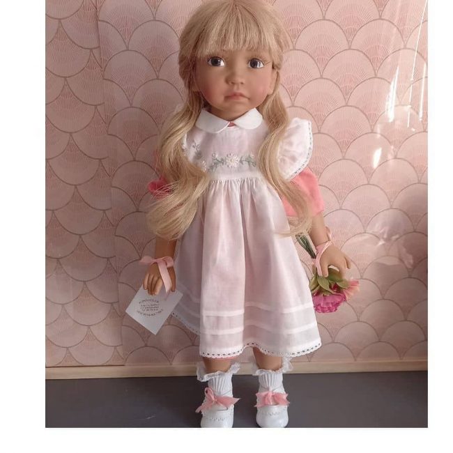 Photo de la poupée blandine d'Angela Sutter