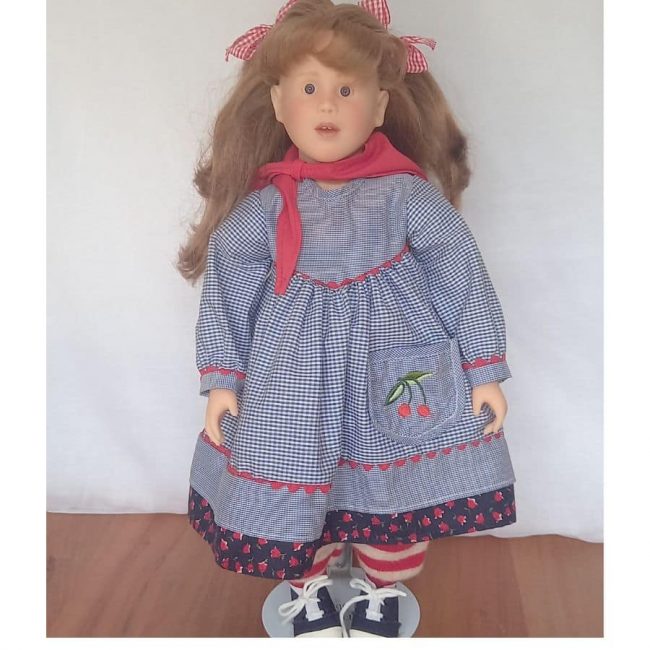 Photo de la poupée Lili à la campagne de Malou Ancelin